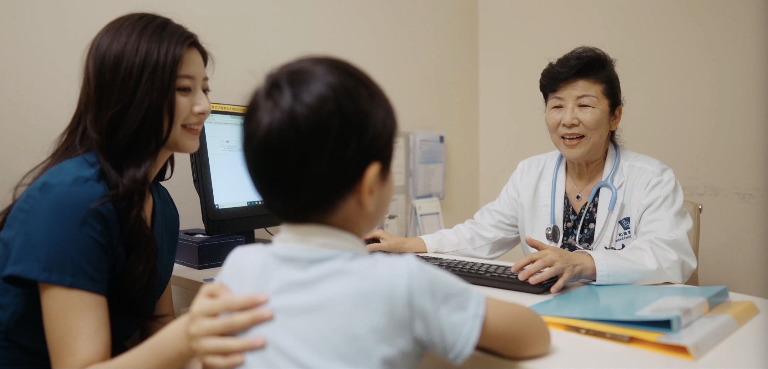 doctor-talking-with-child-in-office