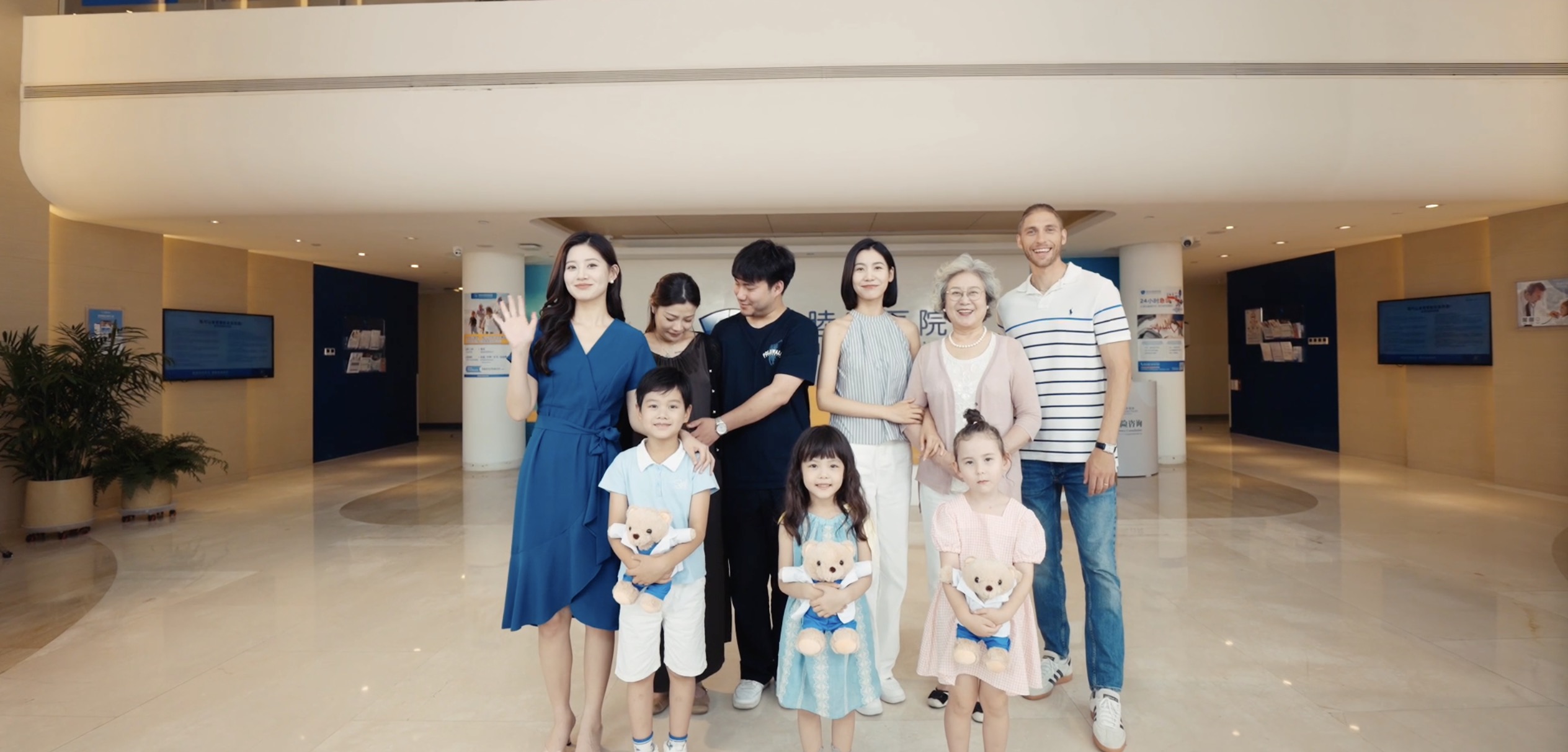 two-families-in-qingdao-hospital-lobby